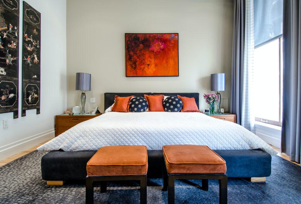 A bedroom décor with contrasting colors